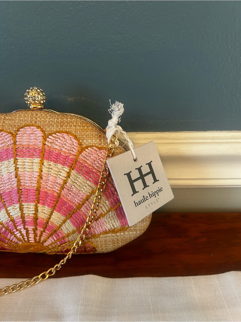 NWT pink embroidered seashell straw clutch by Haute Hippie w/a gold chain - Picture 6 of 6